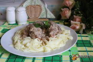 Лапша с мясными фрикадельками в молочном соусе