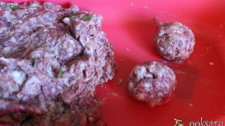 лапша с мясными фрикадельками в молочном соусе