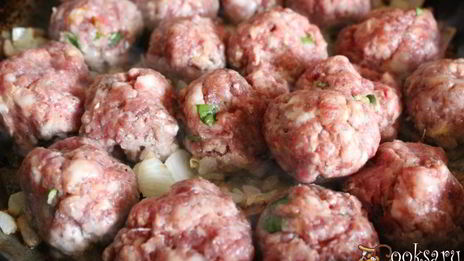 лапша с мясными фрикадельками в молочном соусе