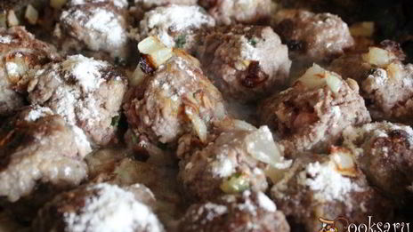 лапша с мясными фрикадельками в молочном соусе