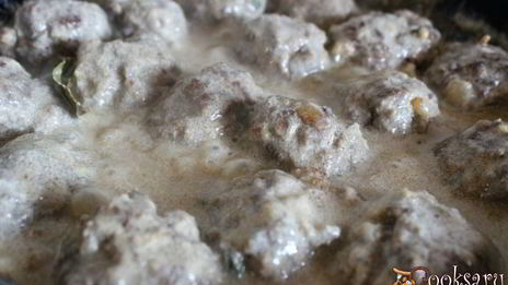 лапша с мясными фрикадельками в молочном соусе