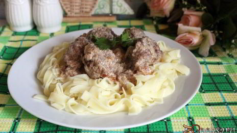 лапша с мясными фрикадельками в молочном соусе