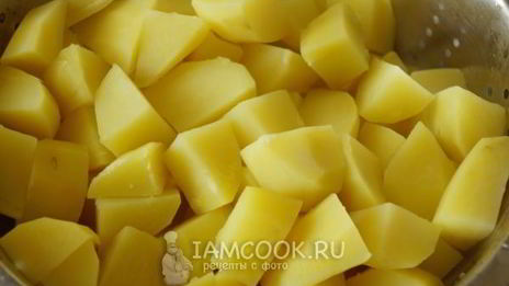 обжаренный картофель с чесноком