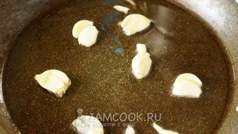 обжаренный картофель с чесноком