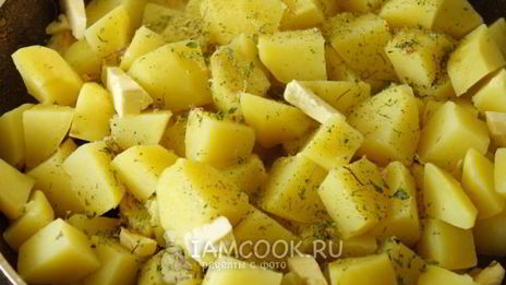 обжаренный картофель с чесноком