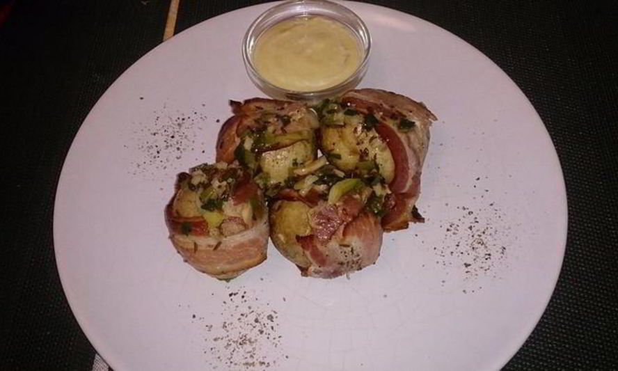 Рецепт печеный картофель с беконом, зеленым луком и чесноком