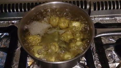 печеный картофель с беконом, зеленым луком и чесноком