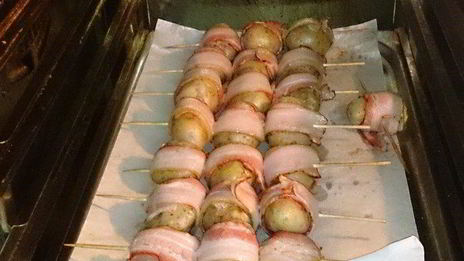 печеный картофель с беконом, зеленым луком и чесноком