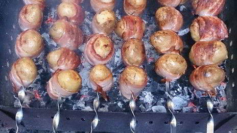 печеный картофель с беконом, зеленым луком и чесноком