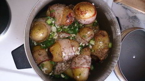 печеный картофель с беконом, зеленым луком и чесноком