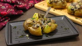 Печеный картофель с грибной начинкой