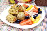 Пряный картофель с салатом