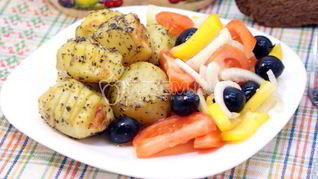 Пряный картофель с салатом