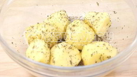 пряный картофель с салатом