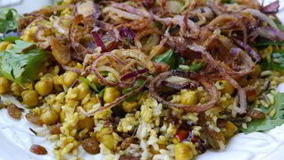 Пряный рис с изюмом и травами