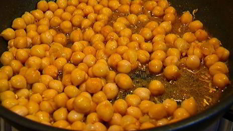 пряный рис с изюмом и травами