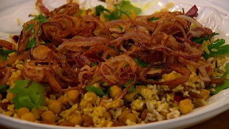 пряный рис с изюмом и травами