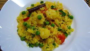 Пряный рис с цветной капустой, зеленым горошком и помидорами