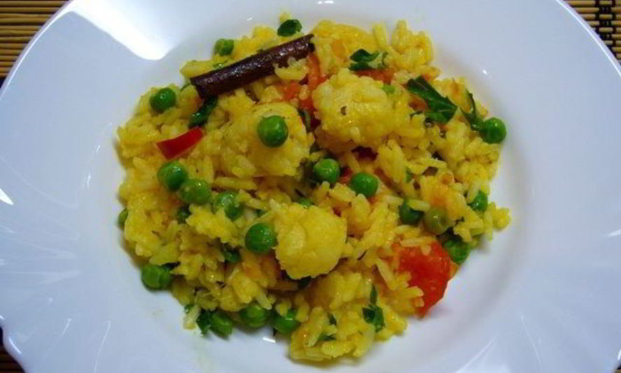 Рецепт пряный рис с цветной капустой, зеленым горошком и помидорами