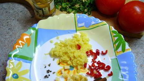 пряный рис с цветной капустой, зеленым горошком и помидорами