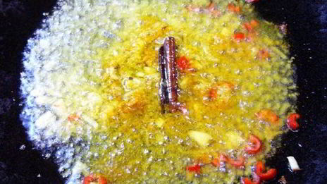 пряный рис с цветной капустой, зеленым горошком и помидорами