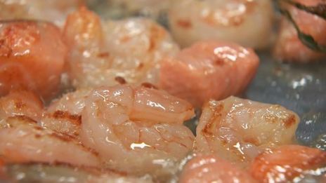 рис с кремом из креветок и лосося