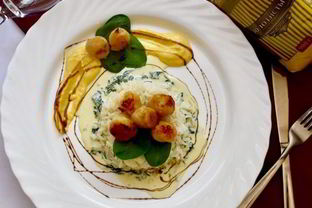 Рис с морскими гребешками и сливочно-апельсиновым соусом