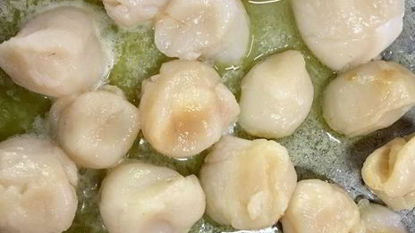 рис с морскими гребешками и сливочно-апельсиновым соусом