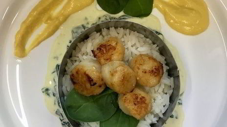 рис с морскими гребешками и сливочно-апельсиновым соусом