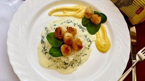 рис с морскими гребешками и сливочно-апельсиновым соусом