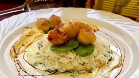 рис с морскими гребешками и сливочно-апельсиновым соусом