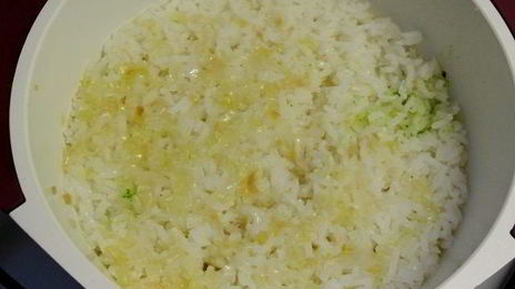 рис с зеленым горошком