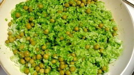 рис с зеленым горошком