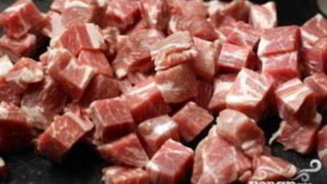 рис со свининой, омлетом и овощами