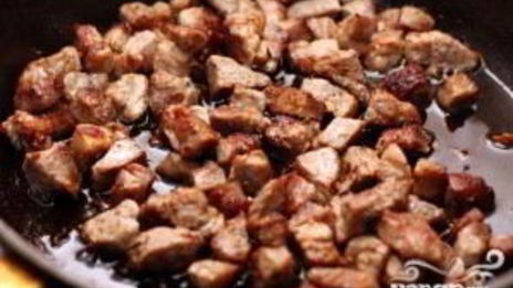 рис со свининой, омлетом и овощами