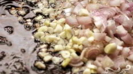 рис со свининой, омлетом и овощами