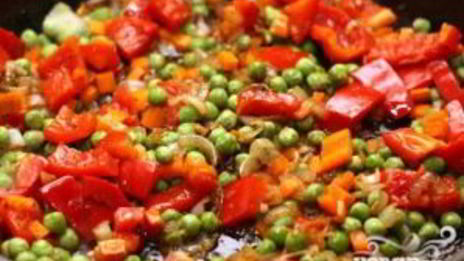 рис со свининой, омлетом и овощами