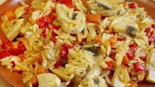 Тушеный рис с грибами и овощами