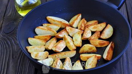 жареная картошка с капустой на сковороде