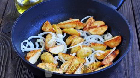 жареная картошка с капустой на сковороде