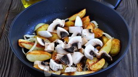 жареная картошка с капустой на сковороде