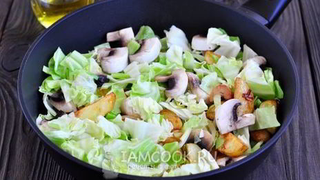 жареная картошка с капустой на сковороде