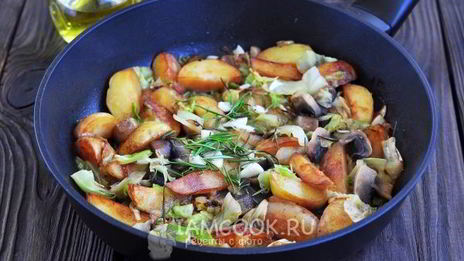 жареная картошка с капустой на сковороде