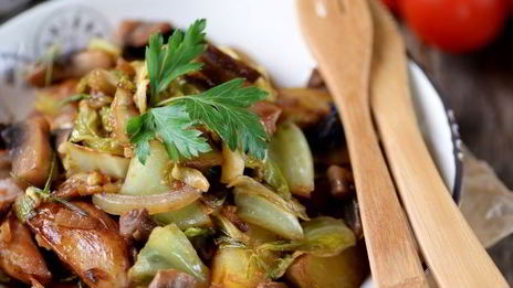 жареная картошка с капустой на сковороде