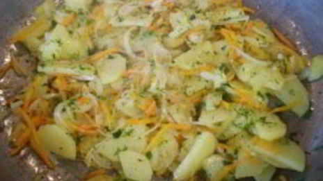 жареная картошка с морковкой