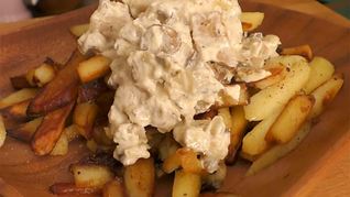 Жареная картошка с вешенками на сковороде