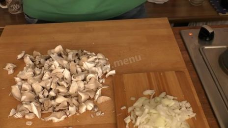 жареная картошка с вешенками на сковороде