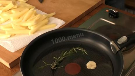 жареная картошка с вешенками на сковороде