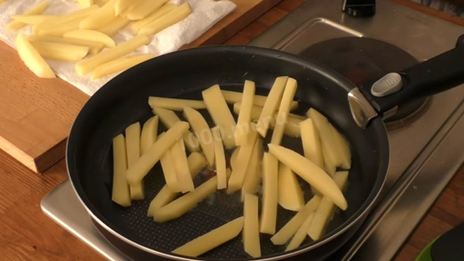 жареная картошка с вешенками на сковороде