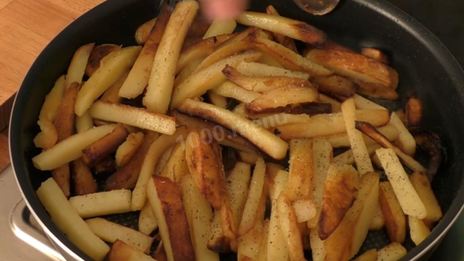 жареная картошка с вешенками на сковороде